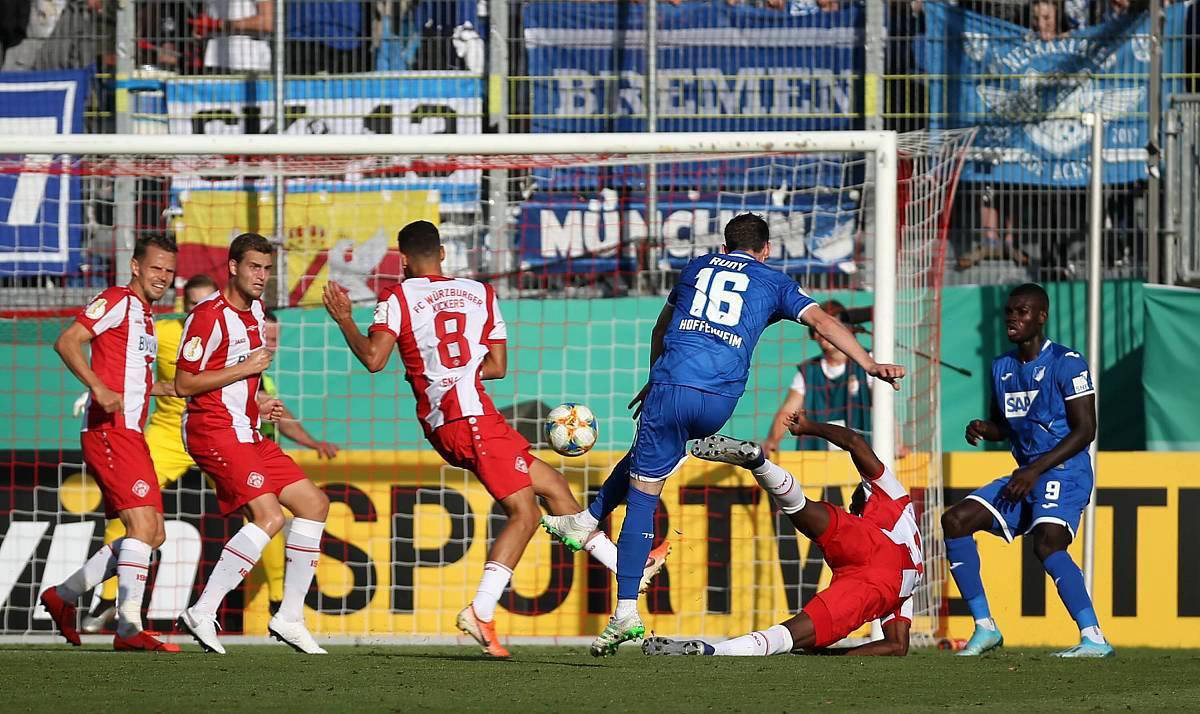 包含奥格斯堡主场大胜，士气高涨延续胜利势头的词条