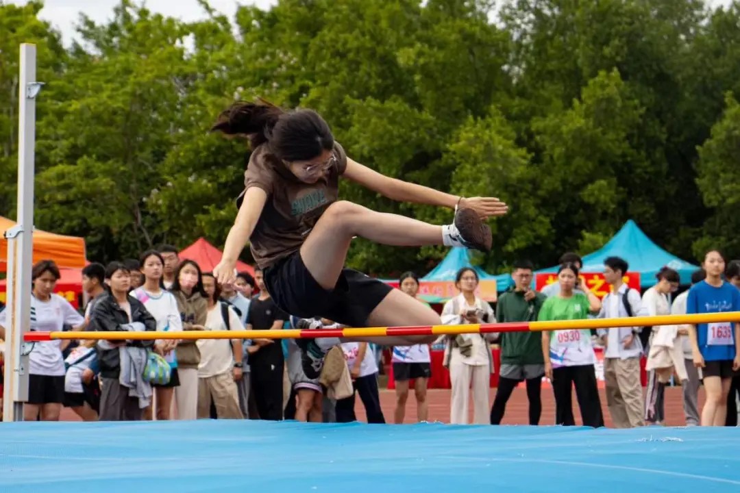 体育盛事精彩纷呈，运动员们竭尽全力