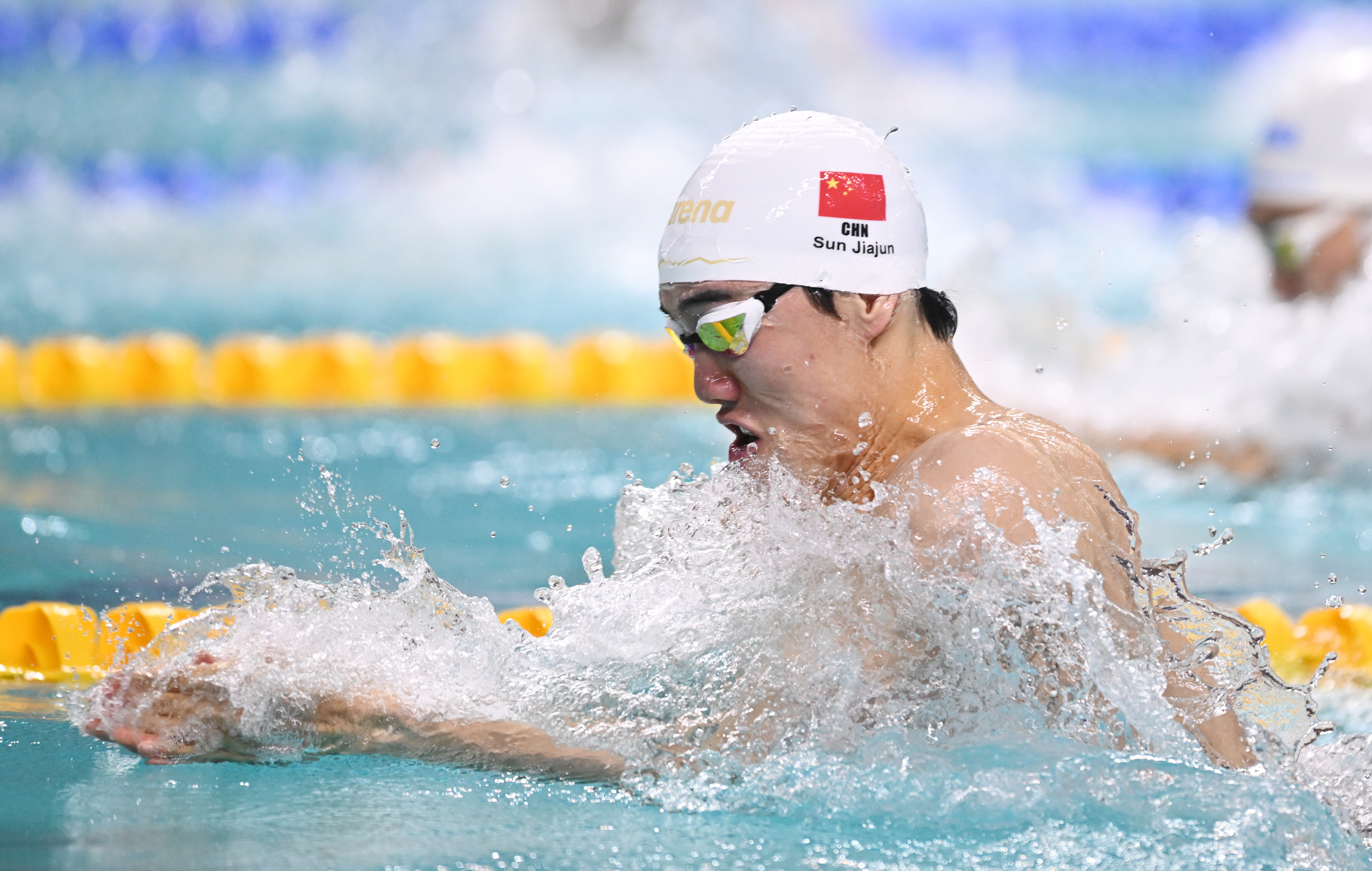 游泳比赛男选手速度夺得金牌