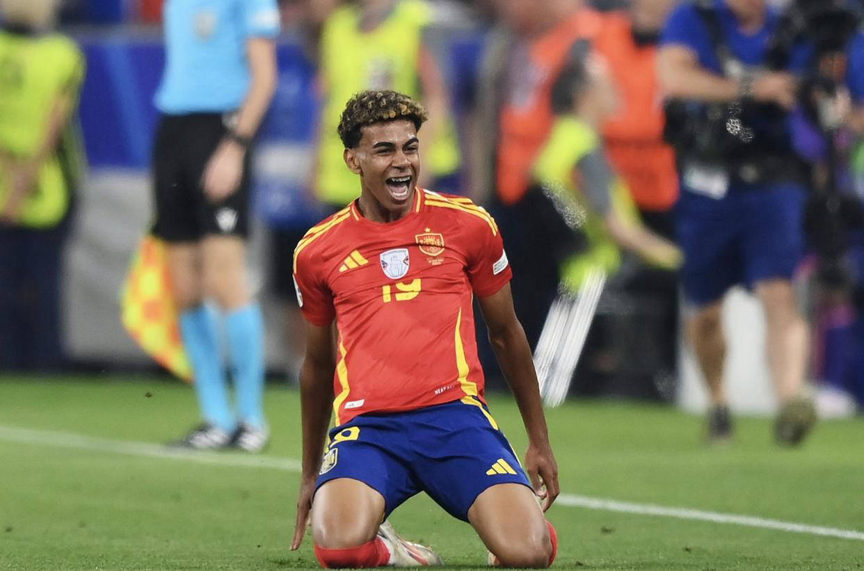 关于西班牙队斩获三连胜，晋级世界杯预选赛的信息