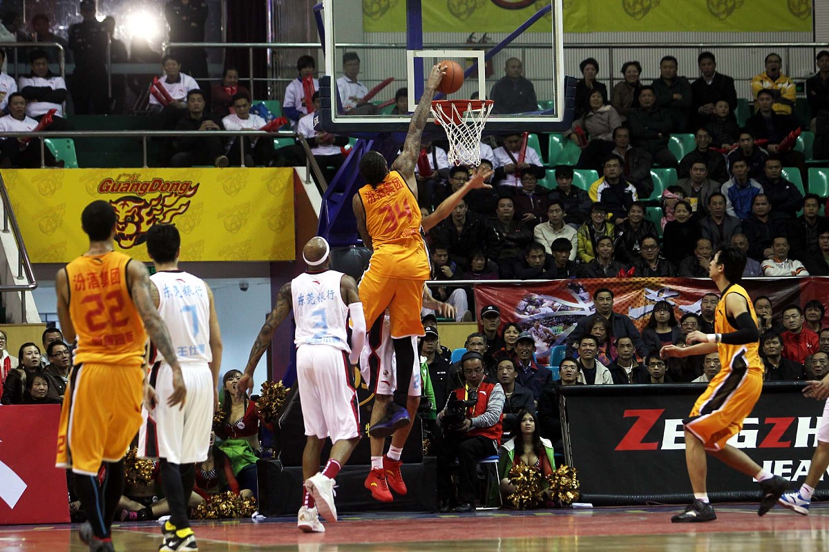 重要关键球员复出比赛，助球队取得胜利的简单介绍