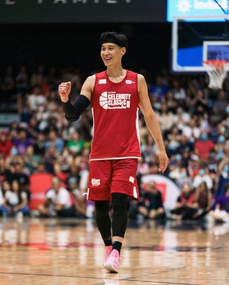 关于篮球明星出席慈善筹款活动，为贫困地区捐赠物资的信息