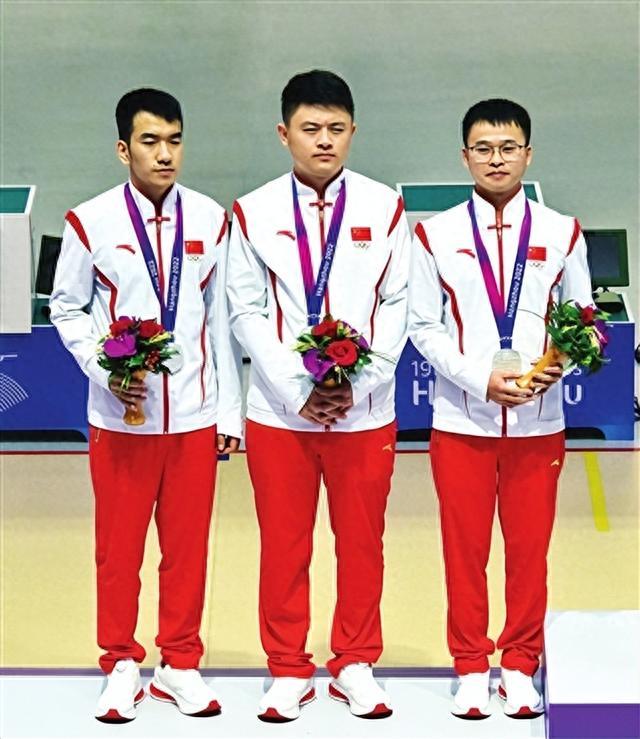 运动员表现超群，登上领奖台