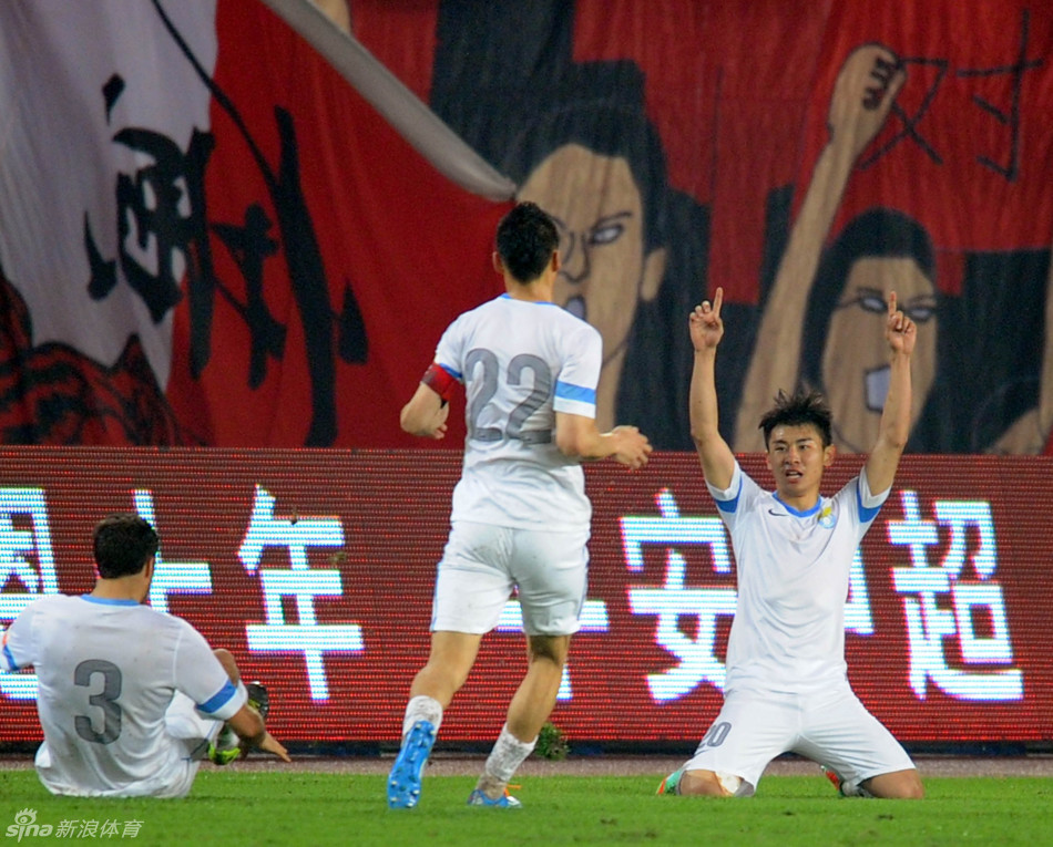 包含恒大主场战平阿尔滨，积分榜领跑的词条