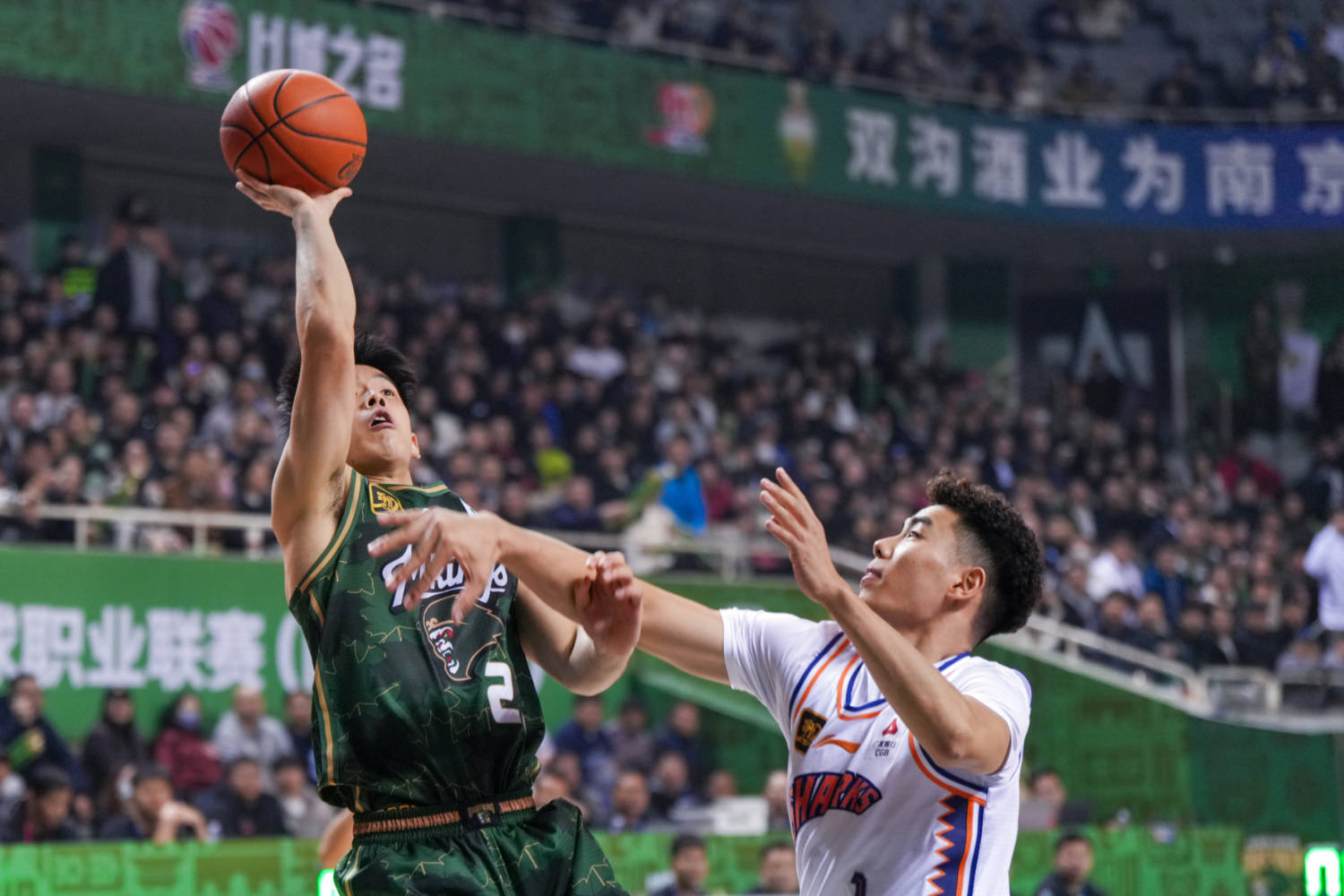 辽宁男篮迎战上海队，紧张激烈