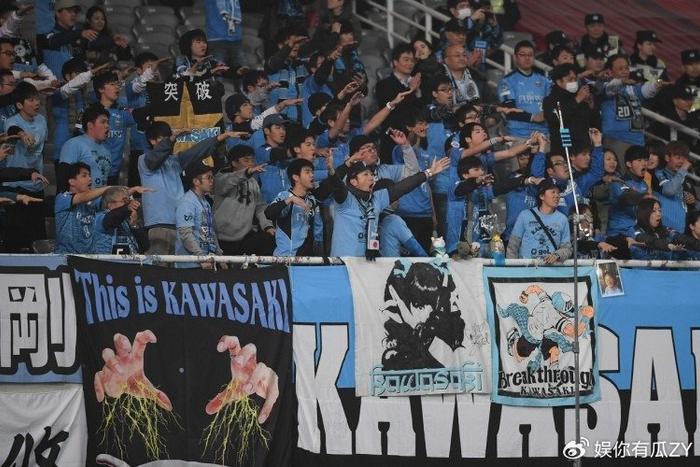 亚冠赛场上的精彩对决，球迷热议不断