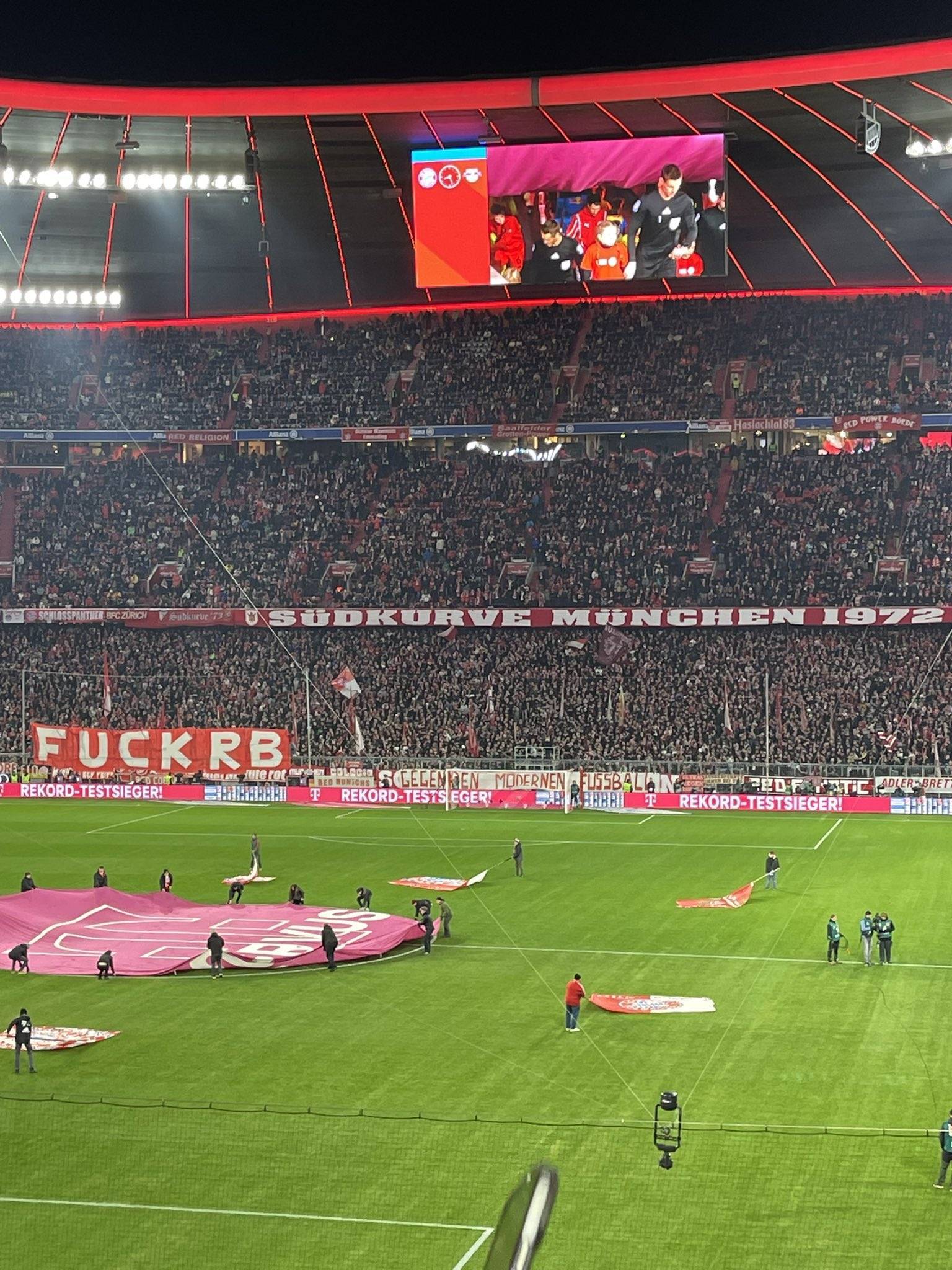 包含RB莱比锡实现三连胜，稳居联赛榜首的词条