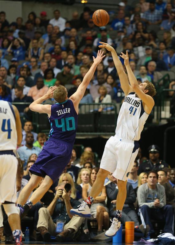 小牛客场击败黄蜂，终结连败