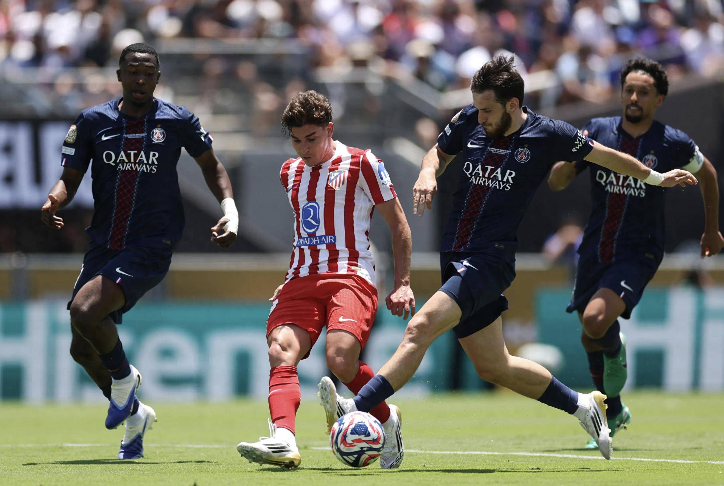 小组赛西甲：拜仁登顶AC米兰，引发热议