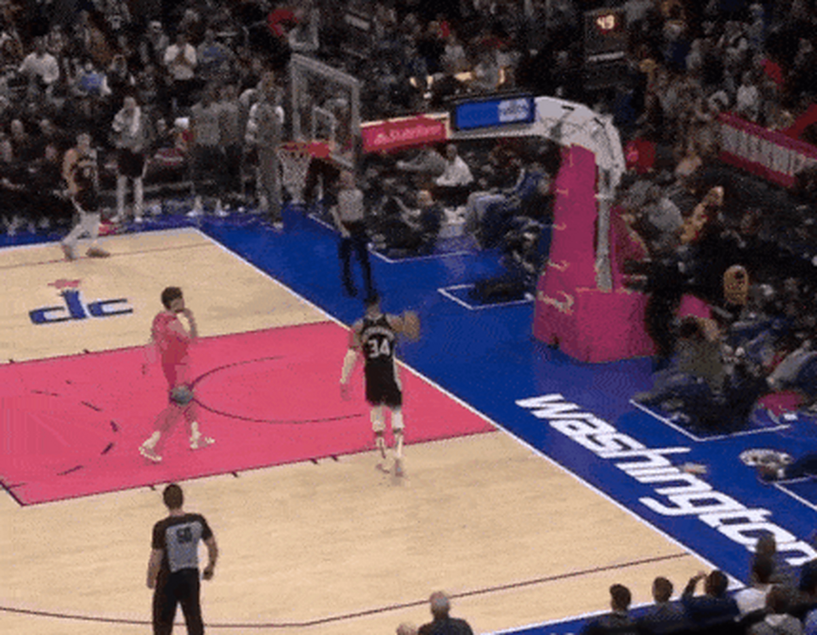 雄鹿轻取老鹰，东部半决赛取胜