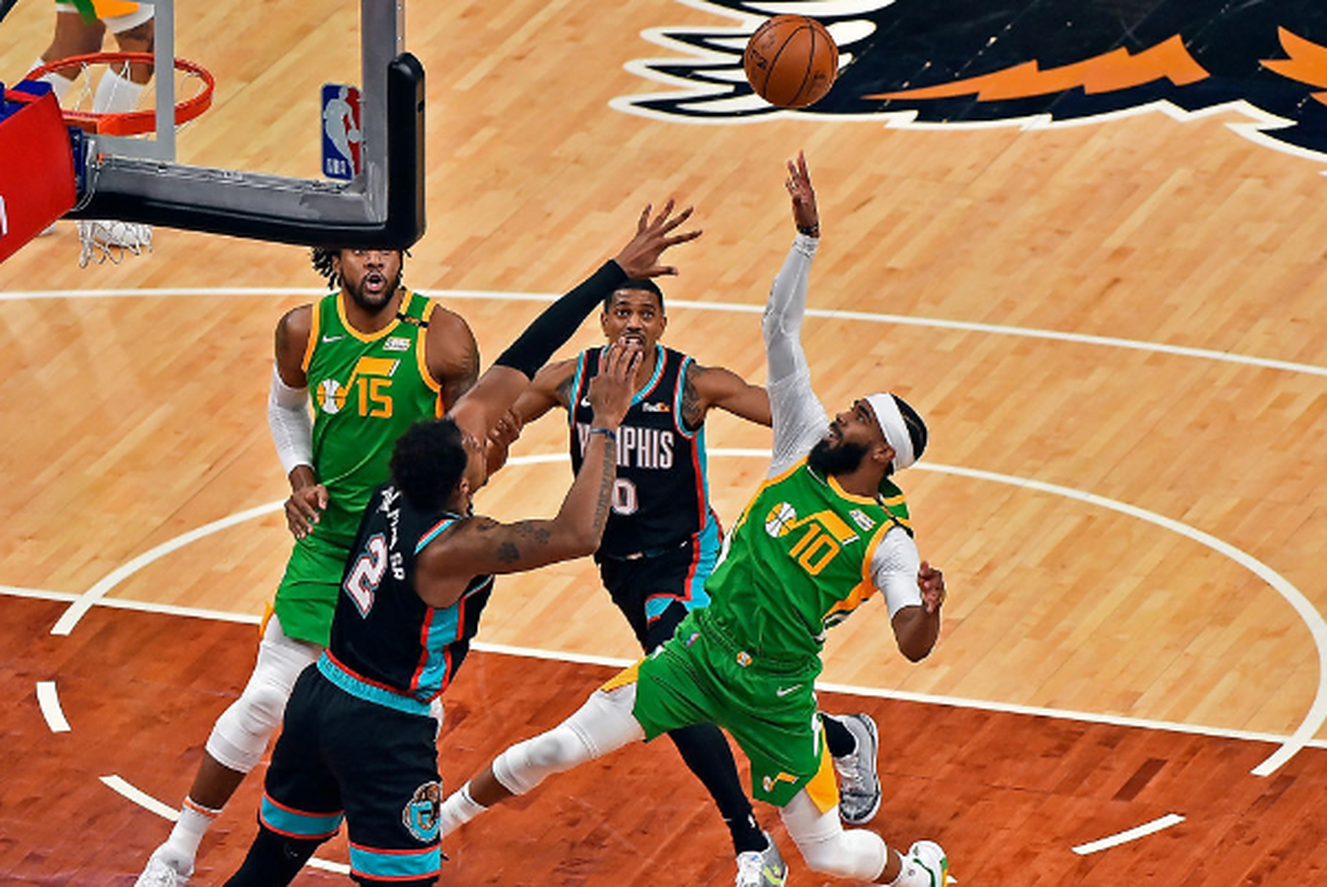 关于灰熊疯狂！康利突破大魔王领先的信息