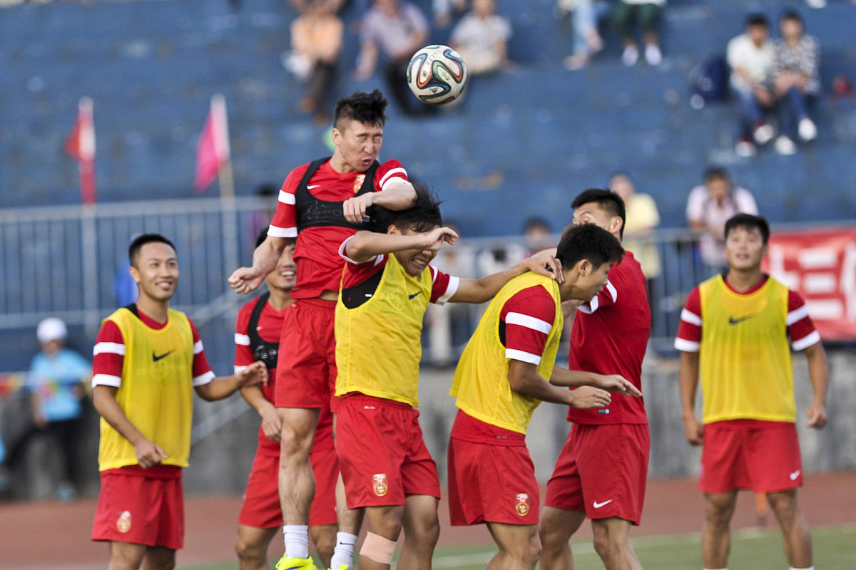 球队团结拼搏为比赛取得胜利