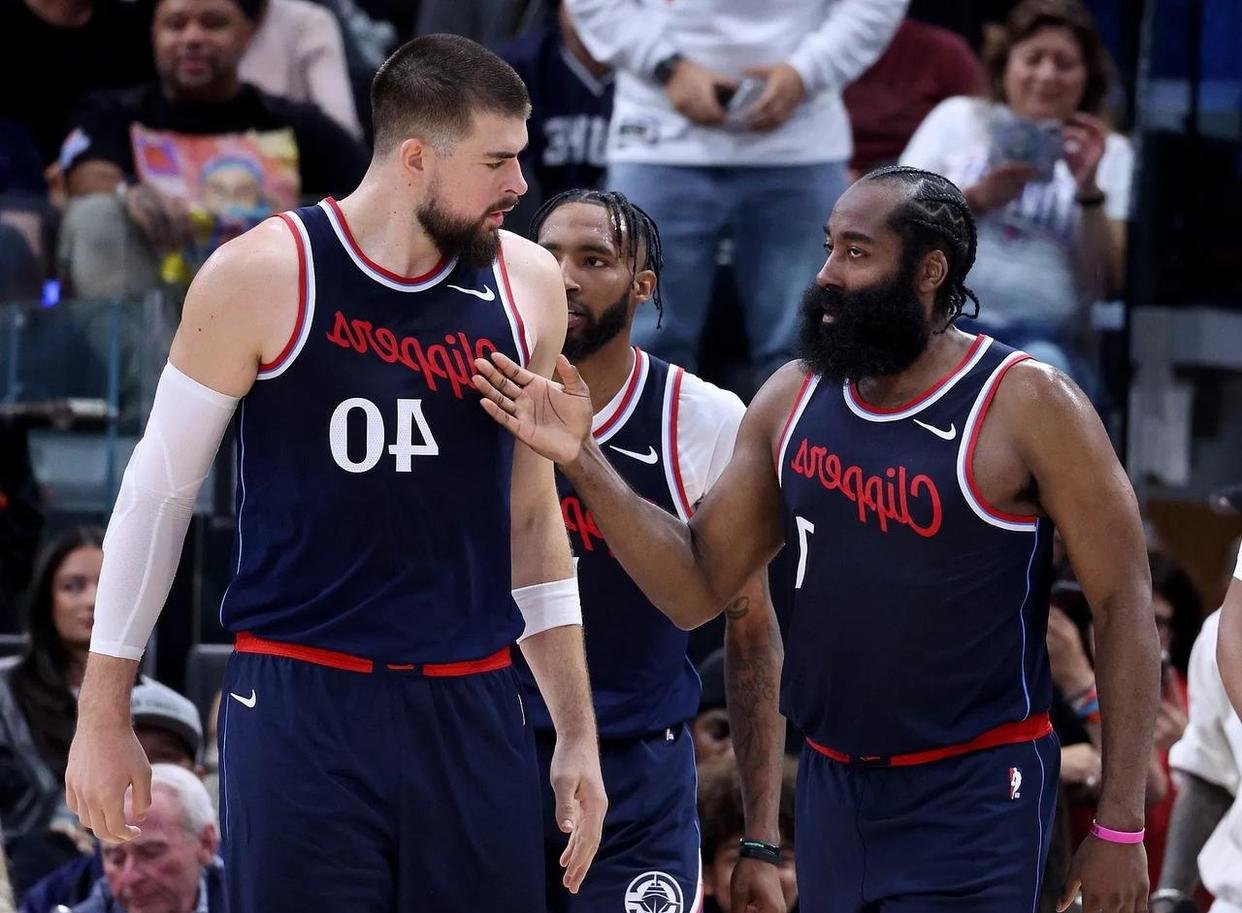 包含快船主场大胜超音速，终结两连败的词条