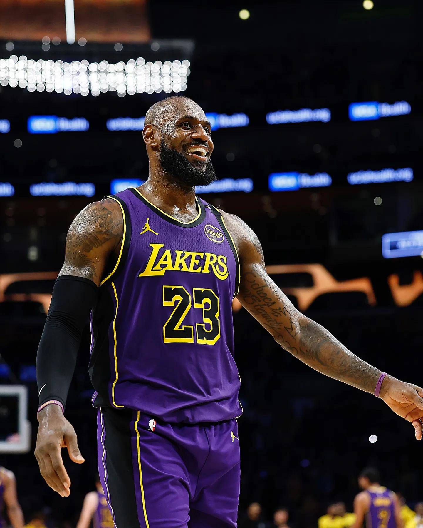 包含湖人遗憾失利，詹姆斯孤军奋战的词条