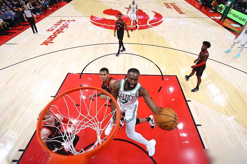 猛龙战胜凯尔特人，登顶东部排名