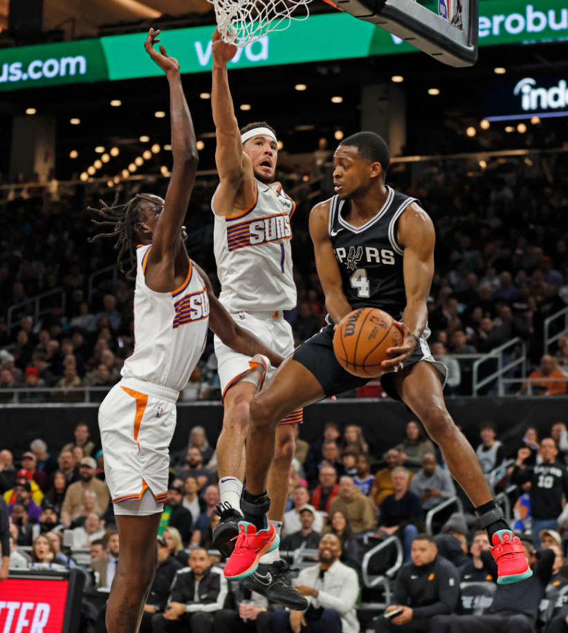 马刺击败开拓者，德罗赞关键时刻发挥